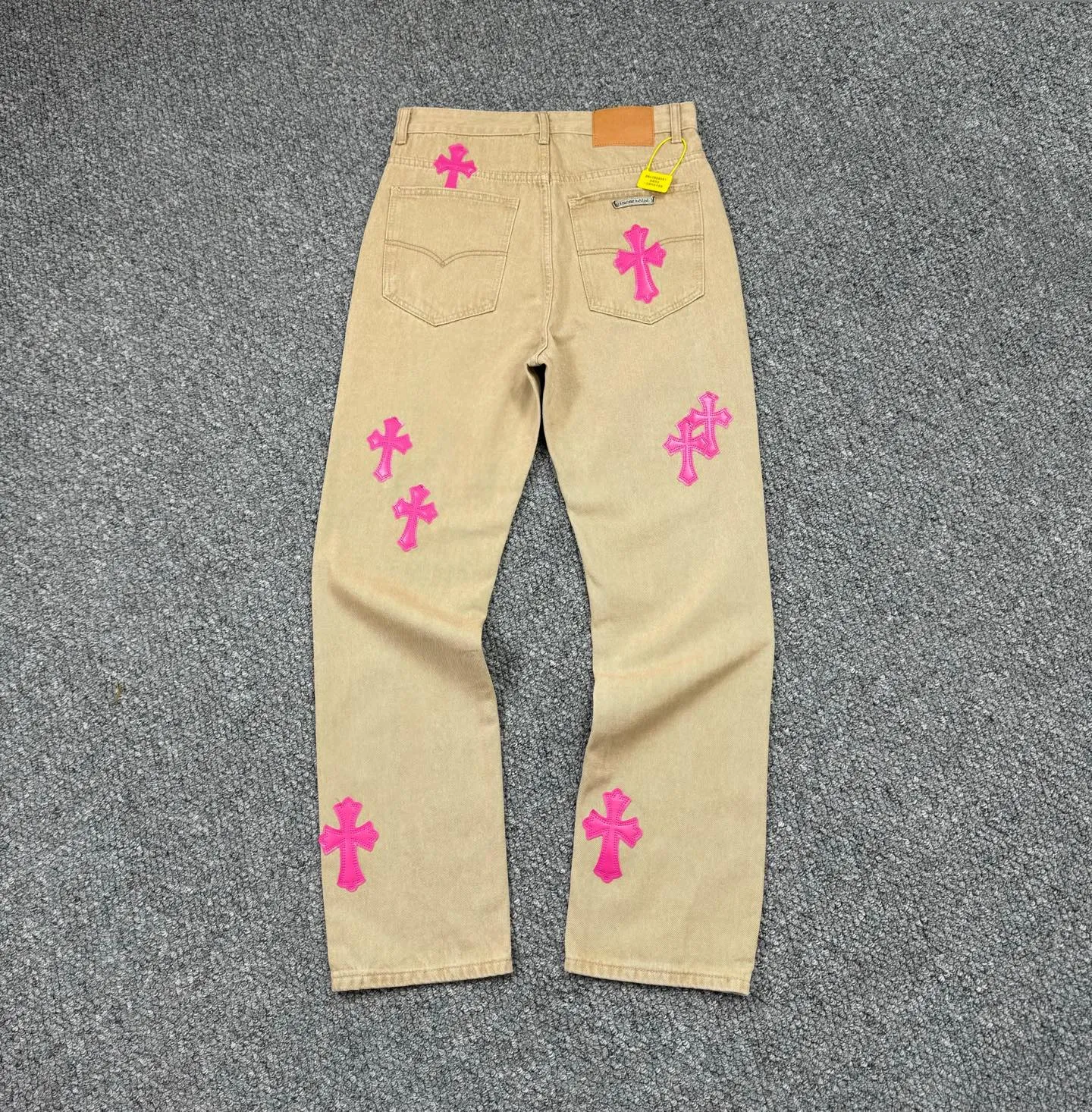 P240 Style No.: H849 ChromeHearts & Chrome Hearts [New on the unlabeled support platform] 2025 new khaki leather couple's washed jeans, top ceiling quality, styles with different washed textures, very friendly to people with thin legs and thick legs, straight and loose version very flattering leg shape, timeless moderate length, easy and casual to match, basic styling for various styles, a must-have in the wardrobe! The fabric is stiff but also makes the upper body soft without losing texture. The washing process is even more perfect. It is a must-have item for everyone! ! !  Size: 28-30-32-34 Color: Khaki